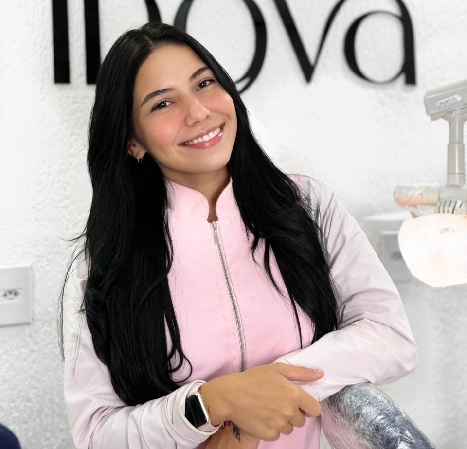 Dra. Fernanda Yanna, especialista em implantodontia e estética dental da Inova Odontologia em Arraial d'Ajuda, BA